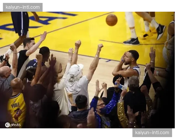 库里中场超远三分命中后，向客场观众做出“晚安”庆祝手势